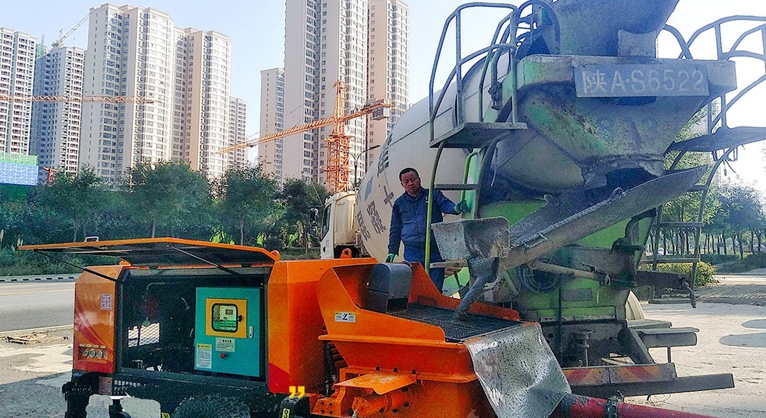 科瑪森50泵江蘇工地施工現(xiàn)場：出料效果不錯，進料快，泵送通暢，工友們都很滿意