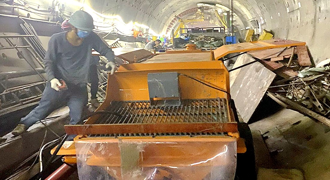 安徽合肥工業(yè)園區(qū)大面積廠房樓頂50泵地坪澆筑施工，快捷使用