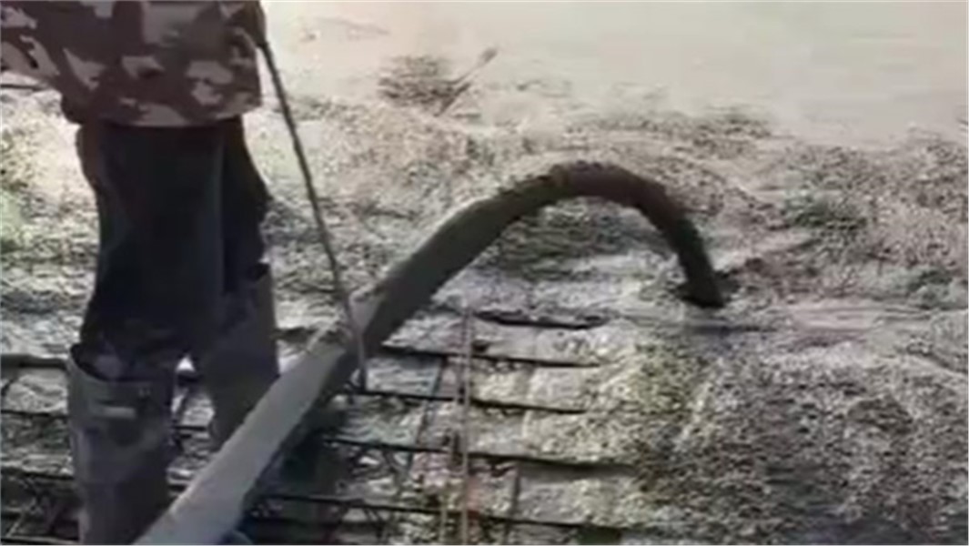 安徽合肥工業(yè)園區(qū)大面積廠房樓頂50泵地坪澆筑施工，安全快捷，高效使用