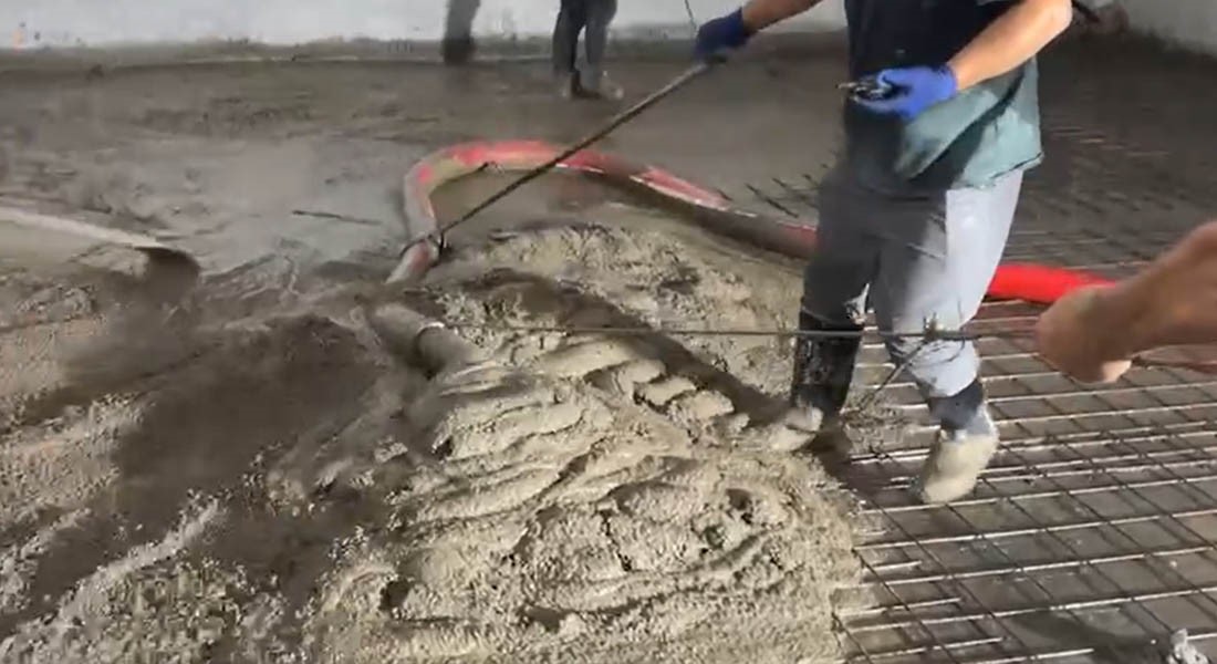 科瑪森50泵出料效果：絲滑順暢、穩(wěn)定泵送，高效車庫施工助力工程建設(shè)