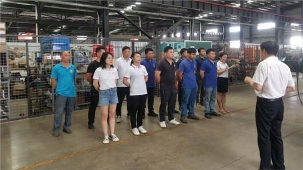 忙碌的車(chē)間承載著美好的夢(mèng)想，心向遠(yuǎn)方，勇創(chuàng)輝煌