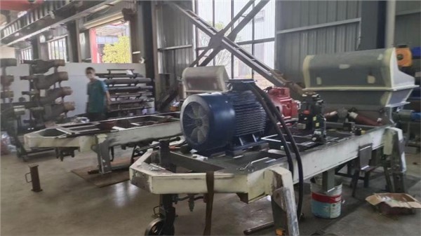 科瑪森車間60泵，電機2臺，柴油1臺，3臺大泵同步裝配進行時